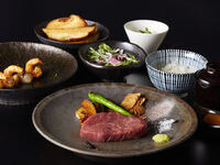 黒毛和牛赤身ステーキと海鮮鉄板焼（ホタテ貝柱と海老）5,500円