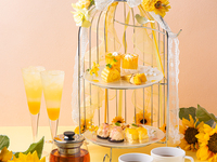 【アフタヌーン】Juicy Peach Summer 桃・もも・モモづくし 桃のベリーヌ・スイカともものコンポート・モモのショコラなど6種類のデザートがのった夏を届けるひまわり装飾アフタヌーンスタンド（乾杯カクテル・選べる紅茶付き）