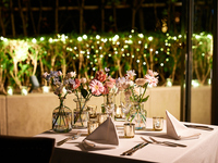 【窓側席確約　生花に彩られた特別席】乾杯酒＆ケーキがついた厳選牛がメインのアニバーサリーディナー