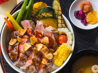 ガーリックステーキと夏野菜の丼　温玉添え