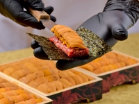 【うしみつスペシャリテコース】推出新菜品“うしみつ烤牛肉 ～特制酱～”，以及“精选和牛海胆拌生牛肉热狗”和“うしみつ冷面”。