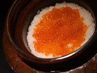 豪華午餐，包含「紀州活宰星鰻＆琉球黑鰤（杉）」、「牛裡肌牛排＆牛舌排」、「鮭魚子煲仔飯」【3,500日圓】