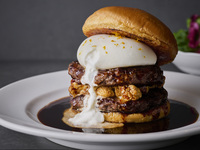 ≪ヒルズグルメバーガーGP6.28-8/31限定≫ブラックアンガスと牛タンのブッラータチーズバーガー