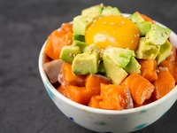 アボカドサーモン丼