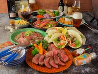 가을 시즌 한정: 제철을 만끽하세요 — 감칠맛이 뛰어난 돌아온 가다랑어(戻りカツオ)와 푸짐한 대맥(보리) 소고기 스테이크 플랜, 음료 무제한 포함