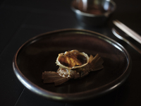 【ランチ】 2025年10月~2026年1月 生の上海蟹紹興酒漬けが楽しめる　季節のおまかせモダンチャイニーズコース