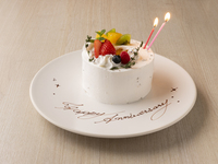 【アニバーサリーホールケーキでお祝いを】ビール、スパークリングワインを含む2時間飲み放題　サラダやローストビーフ、デザートまで堪能できる全7皿