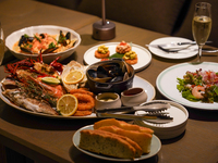 オフィシャルWEB限定価格【メッセージプレート付きシーフードプラッターシェアプラン】絶品シーフードラクサ＋スパークリングやモクテル含む2時間飲み放題＆メッセージプレート(個室確約）