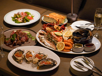 オフィシャルWEB限定【和牛＆シーフードプラッターのプレミアムシェアプラン】＋スパークリングやモクテル含む2時間飲み放題＆メッセージプレート