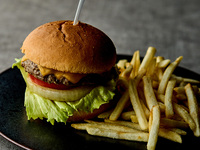 9/1~ [Lunch] Available only for online reservations with a choice of one drink included ★ Plenty of vegetables! Salad buffet lunch including popular dessert <Main: Japanese beef cheddar cheeseburger with choice of sauce>