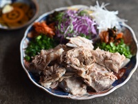 名物「豚軟骨のポッサム」× 季節のおまかせコース　飲み放題付き