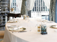 家族见面套餐：五道菜（含双主菜），主菜使用和牛菲力 + 保证包间。¥15,000 — 自10月1日起