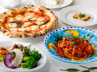 【仅限工作日！4,950日元套餐+2小时无限畅饮】请享用使用大量时令食材制作的本店引以为豪的披萨和意大利面♪