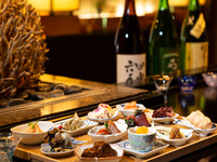 旬をつまみ、旨さに酔う ～山笠の酒菜～　小鉢12品と厳選日本酒三種飲み比べ