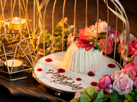 【記念日】一口の乾杯 青のオリジナルカクテル付き　「今日は特別な日」 ~夏の贅沢食材で祝う~ 二人の為だけのアニバーサリーコース（乾杯/鳥籠に入った特別記念日ケーキ）