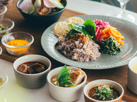 8月限定　3種のスパイシーカレーと彩り野菜のアチャール　ポークビンダルゥカレー・タイ風グリーンカレー・和風キーマカレー