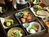 【山紅葉】旬の食材等8品をお弁当スタイルで