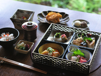 【Yamamomiji】 Seasonal dishes served box lunch style with One drink