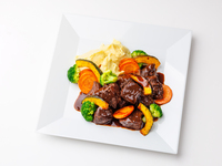 【HP-41】国産牛ホホ肉の赤ワイン煮込み　マッシュポテト添え (ハーフサイズ)