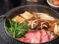 Nur am Wochenende und an Feiertagen zum Mittag: Sukiyaki-Menü mit japanischem Rind (inländischer Herkunft) und Getränkebar