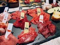 【ずわいがにとイクラの肉寿司やお肉14種を味わえるIコース　￥7500-】