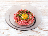 人気の自家製ユッケと熟成肉特選ランチコース