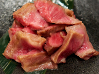 【 灯-akari- 】極上焼き「シャトーブリアンアップグレード」名物のすきしゃぶ、厚切り牛タン、食後の紅茶含むコース 無料記念日プレート変更可