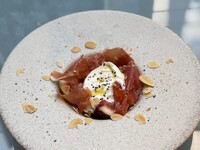 いちじくと生ハムとブッラータチーズのカプレーゼ