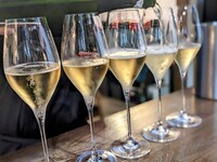 自10月1日起提供：6道大份菜＋啤酒、葡萄酒暢飲，時長2.5小時。