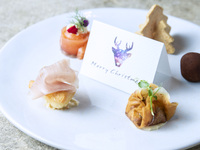 【Xmas2025】薪火薫る厳選鶏のグリルやクリスマス限定デザートを味わうランチショートコース