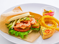 シュリンプ＆スモークサーモンのマフィンサンド+1ドリンク付き