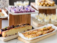 [Unlimited time lunch buffet on weekends and holidays] Choose your main course, enjoy a wide variety of desserts, and enjoy free drinks including Kobe tea