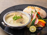 【Web予約限定】A.グリーンカレーセット（スープ/サラダorパン/コーヒーor紅茶付き）