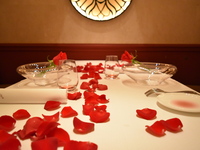 【クリスマス ランチ】“個室確約” Menu 個室 Noel 2025 バラの花びらのテーブルデコレーション付き お土産付き 12/20~12/25