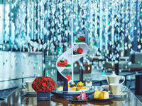 【12/20-12/25限定】コンラッド大阪×ニコライ バーグマン フラワーズ & デザイン 「Blooms & Bites」クリスマス・ストロベリーアフタヌーンティー 