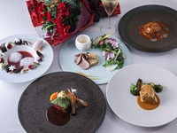 Private Room Guaranteed — “Etoile de Noel” — Glass of Champagne + Bouquet Included