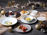 December 24 — Premium Christmas Live Dinner (includes a champagne toast)