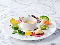 【10月限定！ご友人とのお食事におすすめ】スパークリングワイン付！前菜は横浜野菜のバーニャカウ夏・メインが選べる全4品プリフィックスランチ（平日）