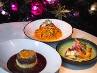 【選べるメイン付き】30種類のデリ＆サラダバーと焼きたてポップオーバーで楽しむクリスマスランチ