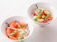 两种海鲜盖饭套餐可供选择：特选鲑鱼盖饭和江户前海鲜盖饭