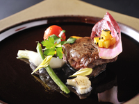 [August] Monolith Gozen (The most popular course, which includes a luxurious appetizer made with 30 different ingredients and rice cooked in a kettle)