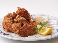 【テイクアウト】三笠会館伝統の味　骨付き鶏の唐揚げ5個セット(モモ2・ムネ2・手羽1)　胡麻塩&マスタード添え