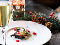 オフィシャルWeb限定最安値【クリスマス2025★乾杯酒＆ドリンクバー付】魚料理と肉料理のWメインなどXmasを彩るランチコース(12/24～25限定)