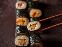 【11月～】【飲み放題付き】おまかせ焼鳥と酒肴細巻き、本日の一品料理など12品