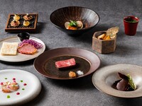 [Xmas 2025] Enjoy a 12-course Christmas dinner featuring carefully selected ingredients such as Matsusaka beef fillet, spiny lobster, and foie gras, plus a toast and six pairing wines.