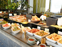 بوفيه برانش تايلاندي في جينزا: متوفر فقط بعد الساعة الواحدة ظهرًا! يشمل النبيذ الفوار واللاسي و37 مشروبًا آخر. استمتع ببوفيه غنيّ بالمأكولات التايلاندية الأصيلة مع هذه الباقة المميزة من المشروبات لمدة ساعتين، والمتوفرة فقط في عطلات نهاية الأسبوع والأعياد.