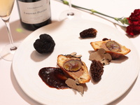 【公式HP】【Xmas2025・19/22/23】蟹やフォアグラ＆国産牛ローストビーフの特別ディナー＋乾杯カクテル（時間フリー）