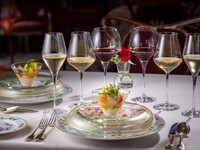 "Private room guaranteed" "New Year's party plan" Dinner course with 7 dishes + champagne