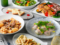 【幹事さん必見！ フリーフロー付パーティープラン 税込9,091円、サービス料込10,000円】忘年会、新年会、歓送迎会／4名様以上のご利用／定番メニュー7品を大皿でご提供