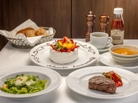 【週年紀念午餐菲力牛排套餐】包含一整塊寫有祝福語的蛋糕、一塊USDA Prime菲力牛排、其他6道菜品+1杯飲料。 11月1日起供應。